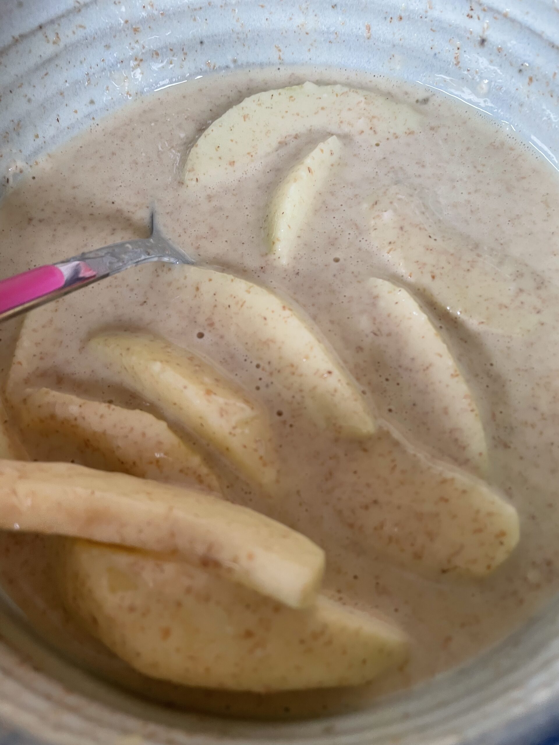 Tranches de pommes trempées dans la pâte à beignet