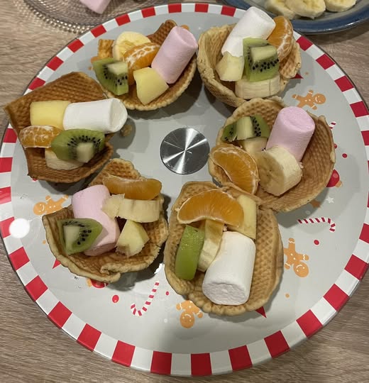 Assiette colorée avec des fruits frais et des biscuits sains - conseils nutritionnels d'une diététicienne à Valenciennes pour une alimentation équilibrée en 2026